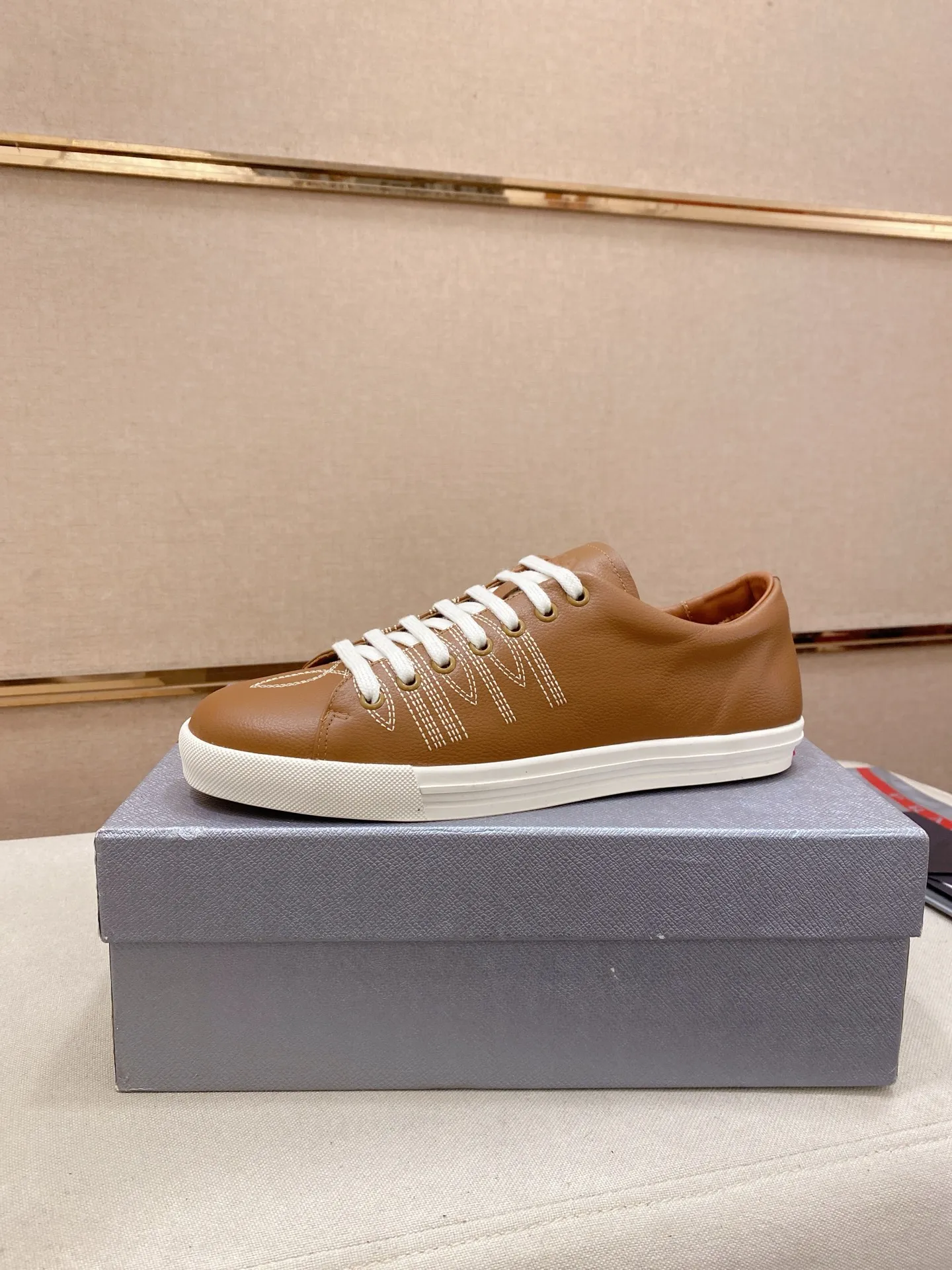 Factory price 560💰 ✔️✔️✔️Higher version High-quality new PRADA (Prada) counters are launched simultaneously. The new men's shoes and 😘fabric are made of selected first-layer cowhide with superb craftsmanship. Lining: Full cowhide lining. 👍🏿 High-end ☄️ air-cushion molded anti-slip rubber outsole, exquisite lines, simple and elegant, comfortable and high-end for leisure travel. Code number: 38 to 45